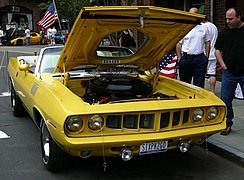 Une Plymouth Barracuda cabriolet jaune de 1971