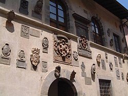 Ang eskudo de armas ng mga Medici sa patsada ng Palazzo dei Capitani.