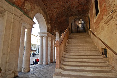 Planta baixa i escala d'entrada de la basílica Palladiana