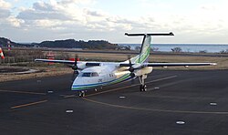 同空港に駐機するオリエンタルエアブリッジ DHC-8-200