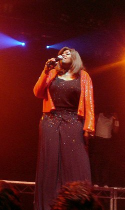 Gloria Gaynor esiintymässä vuonna 2003.