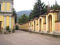 Muro perimetrale sinistro con le 14 stazioni della via crucis