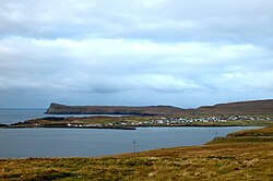 Sandur op die eiland van Sandoy - uitsig vanaf die Sandsvágur-baai in die suidoos