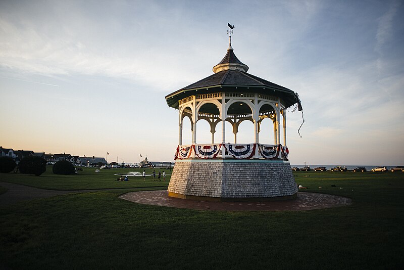 File:Marthasvineyard-OakBluffs-Bandstand.jpg