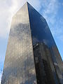 La tour vue du parvis de la Défense