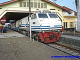 Stasiun Cepu (2008). Tampak Kereta api Mutiara Selatan yang dialihkan ke jalur utara akibat anjloknya kereta api ketel di Kertosono sedang berhenti.