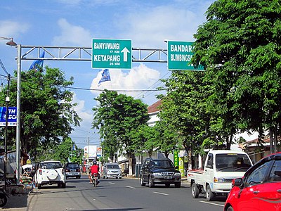 Penunjuk arah yang menunjukkan arah ke Bandar Udara Blimbingsari, Banyuwangi dan Pelabuhan Ketapang