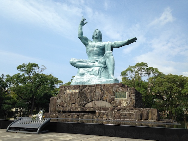 ファイル:Peace Statue of Nagasaki 20150926.jpeg