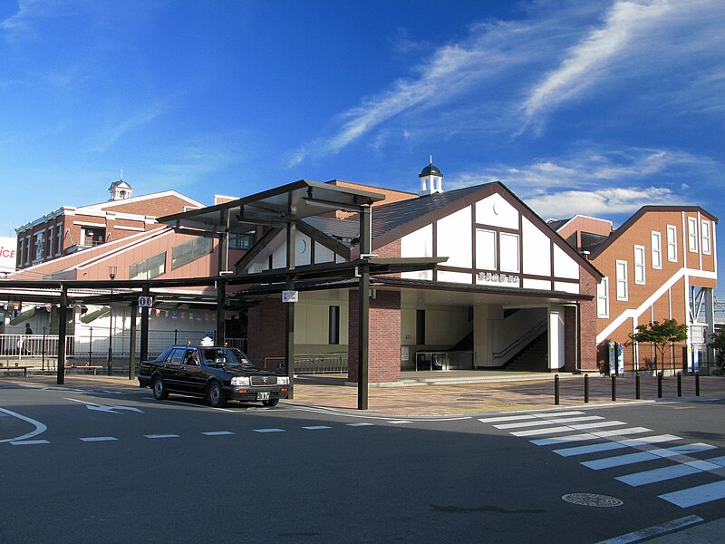 ファイル:Higashimatsuyama Station West Entrance 1.JPG