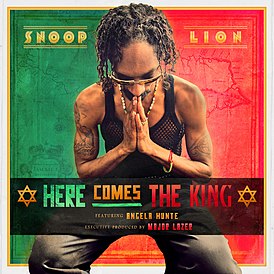 Обложка сингла Snoop Lion при участии Angela Hunte «Here Comes the King» ()