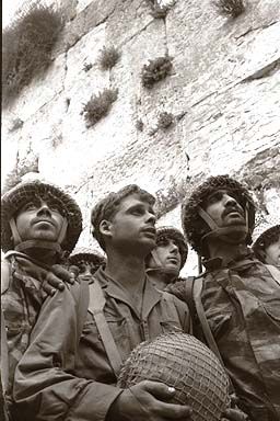 فائل:Soldiers Western Wall 1967.jpg