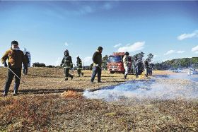 「火祭り」本番前に周囲焼く、本州最南端、和歌山県串本町の望楼の芝