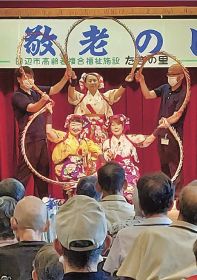 入居者の敬老祝う／田辺の高齢者施設