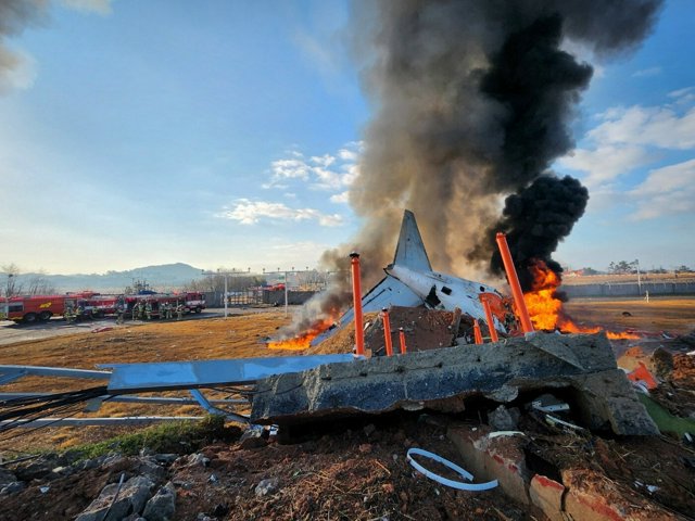 韓国・全羅南道の務安国際空港で2024年12月29日、着陸に失敗した旅客機。聯合ニュース提供＝ロイター