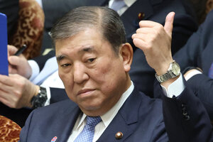 衆院予算委で答弁するため挙手する石破茂首相=2025年2月3日午後3時48分、岩下毅撮影