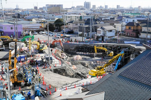 陥没があった現場では複数の重機を使った作業が続いていた=2025年2月11日午後2時43分、埼玉県八潮市、浅田朋範撮影