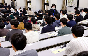 大学入学共通テストを受ける受験生たち=2025年1月18日午前9時7分、兵庫県西宮市、有元愛美子撮影