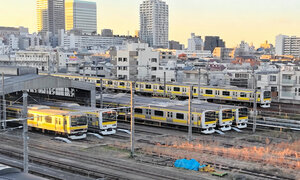 JR中野駅近くにある中野統括センター。運転士の職場は2023年9月まで「中野電車区」と呼ばれていた=東京都中野区