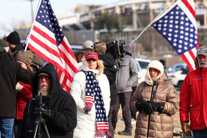 2021年1月の連邦議会議事堂襲撃事件で、トランプ氏の大統領令によって恩赦された収容者の釈放を刑務所の前で待つ人たち=2025年1月21日午前10時30分、米ワシントン、井手さゆり撮影