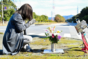 弟が亡くなった事故現場で手を合わせる長文恵さん＝２０２４年２月９日午後２時２分、大分市、大村久撮影