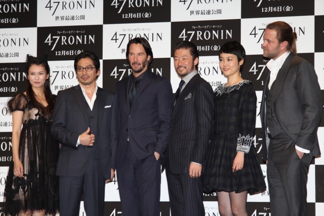 『47RONIN』来日記者会見に登場したキアヌ・リーヴス、真田広之、浅野忠信、菊地凛子、柴咲コウ、カール・リンシュ監督