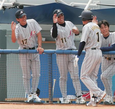 オールプロでアテネ五輪に出場した日本代表チームの左から三浦大輔投手、清水直行投手、福留孝介選手、上原浩治投手。日の丸を背負った仲間たちとの思い出は今も鮮明だ＝２００４年８月１５日、ギリシャ・首都アテネの野球センター（産経新聞撮影）