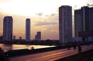 Foto, materiell, befreit, Landschaft, Bild, hat Foto auf Lager,Dmmerung von Chao Phraya , Hochhauswohnung, Gebude, Der Himmel, Der Menam