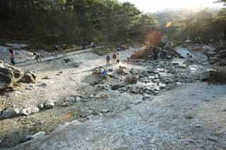 Foto, materiell, befreit, Landschaft, Bild, hat Foto auf Lager,Ein Flussufer vom Kusatsu heier Frhlingswesten, Stein, heier Frhling, Schwefel, Buddhistischer Dienst fr hatte eine Fehlgeburt Kinder