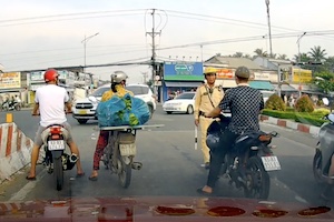 【動画】警察の職務質問力。帽子の中に麻薬を持っていた男が逮捕される。