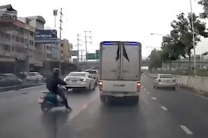 【動画】バイク乗りが自ら起こした事故で3回もはねられてしまう（ノ∇`）