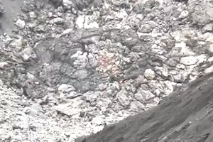 【動画】火口を狙っていたカメラが火山噴火の瞬間を捉える。（インドネシア）