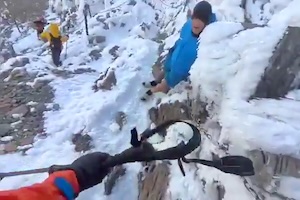 【動画】冬の東アジア最高峰の山（3,952m）を短パンスリッパで登るお兄さんが撮影される。