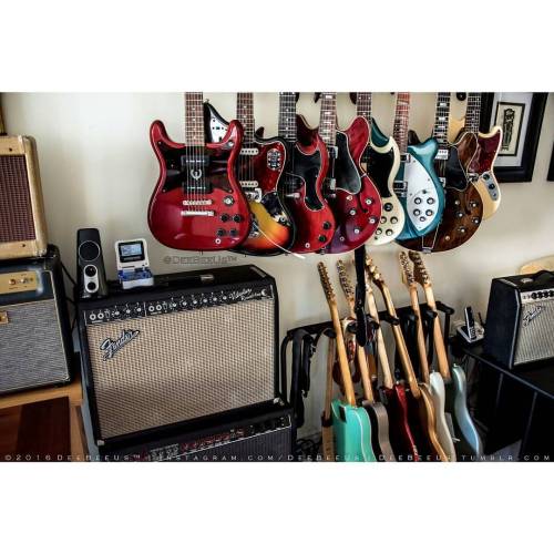 I did a little re-org of #Tonehenge™ (what I call my pile o’ #amplifiers!).
The main amp, my 1965 #Fender #VibroluxReverb has been moved towards the guitar rack, while the #Marshall #JTM1 and #tweed 1957 #Champ now sit on a table to the left of the...