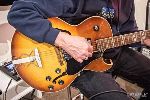 1969 #Gibson #ES175 D in a warm and attractive iced tea burst (and excellent condition) spotted at @12fretguitar #Toronto.
#wednESday #hollowbody #hollowbodyguitar #jazzbox #jazzguitar #guitar #guitars #guitarra #chitarra #guitarre #electricguitar...