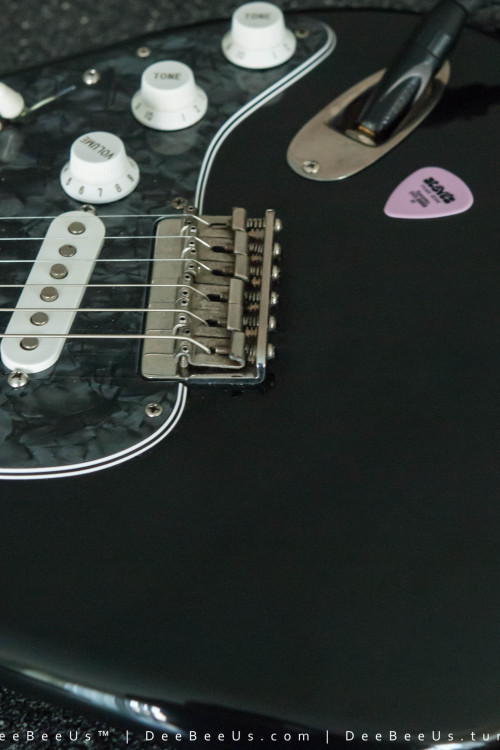 Hey…It’s a Partscaster!
It’s an Allparts mélange…body in charcoal nitro, maple neck with RW ‘board, tusq nut & Gotoh Vintage Locking tuners. Also, it’s a hardtail!