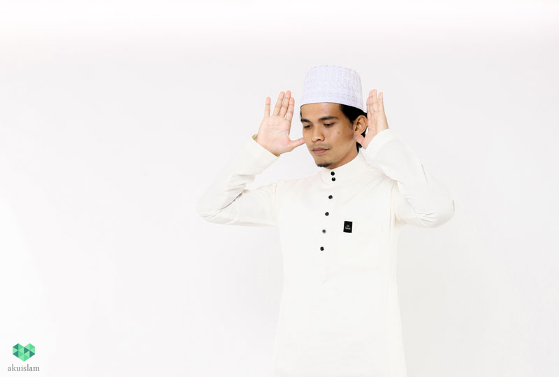 Cara mengangkat takbir (takbiratul ihram) dalam solat