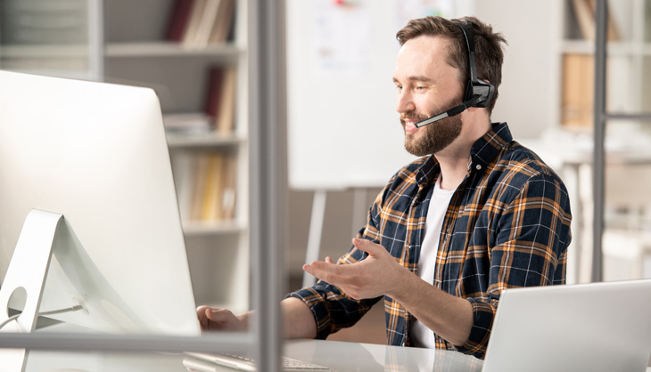 Mann vor dem PC mit Headset