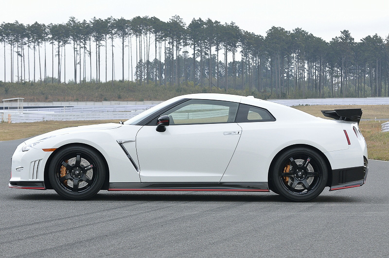 GT-R NISMO（1501万5000円）。エクステリアではベース車とは明確に異なるカーボン製バンパーやカーボン製リアスポイラー、6本スポークのレイズ製アルミ鍛造ホイールなど専用の装備が備わるとともに、左右に張り出したフロントバンパー、後方に延長し絞り込まれた形状のリアバンパーなどにより、Cd値は2014年モデルと同じ0.26を達成。ボディーでは通常のスポット溶接に加え、構造用接着剤による補強も行われている