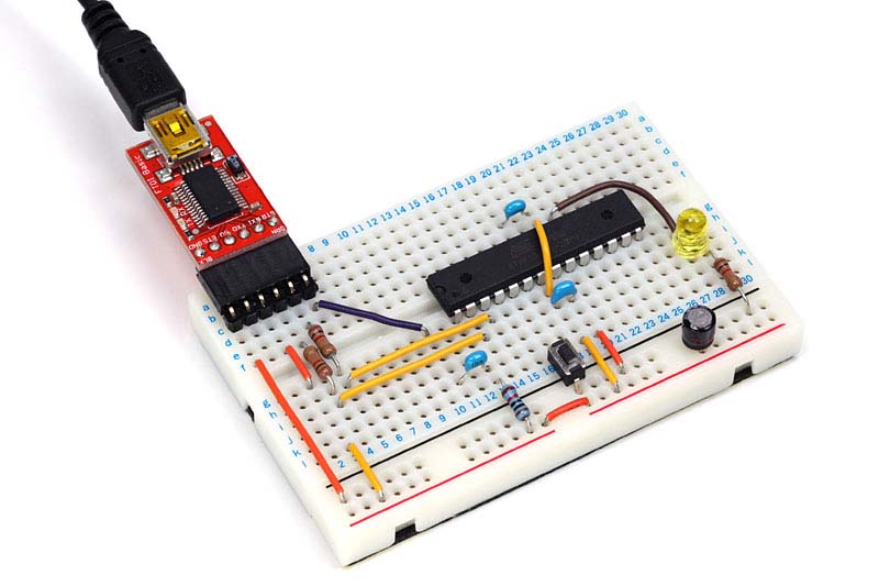 FTDI BASICを接続してスケッチを書き込み中。この回路は消費電力が小さいので、USBインターフェイスから電源を取っています。FMRaduinoにUSBインターフェイスを取り付けるのではなく、書き込みは別のブレッドボード上で行なうようにするのも1つの手です。これならばUSB給電で動作させることもできます