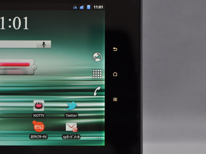 液晶面には、タッチセンサー式の戻る、ホーム、メニューボタンを用意