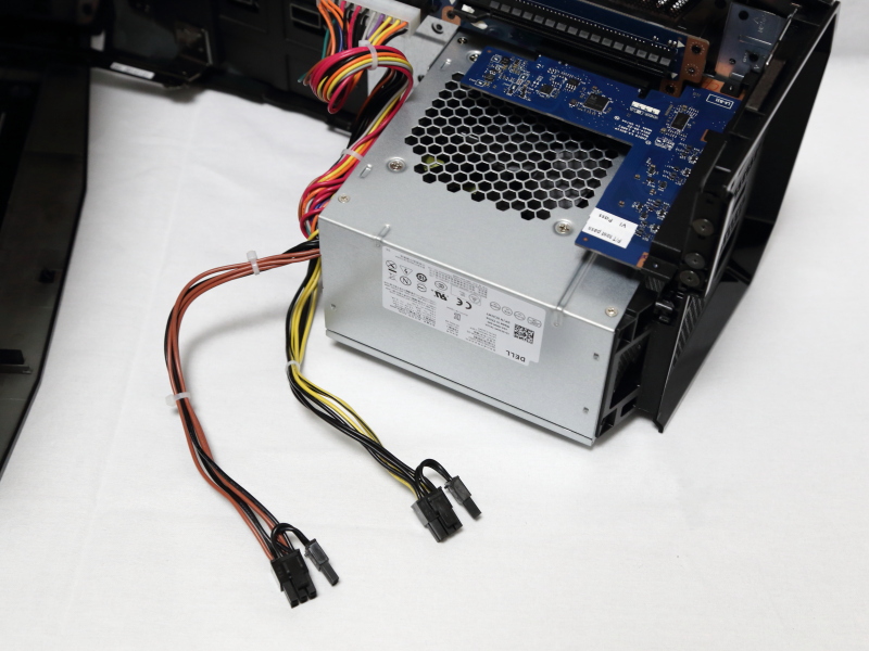 電源ユニット。6+2ピンのPCI Express用補助電源コネクタを2本提供する