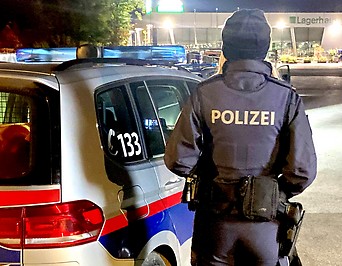 Polizistin neben einem Polizeiauto bei einem Einsatz in Zistersdorf