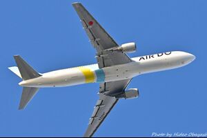 No.4128 AIR DO　Boeing 767-300ERのお腹を追う、そして沖縄のキレイな海を眺めて