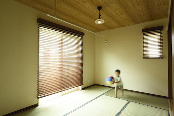 和室で遊ぶ子ども