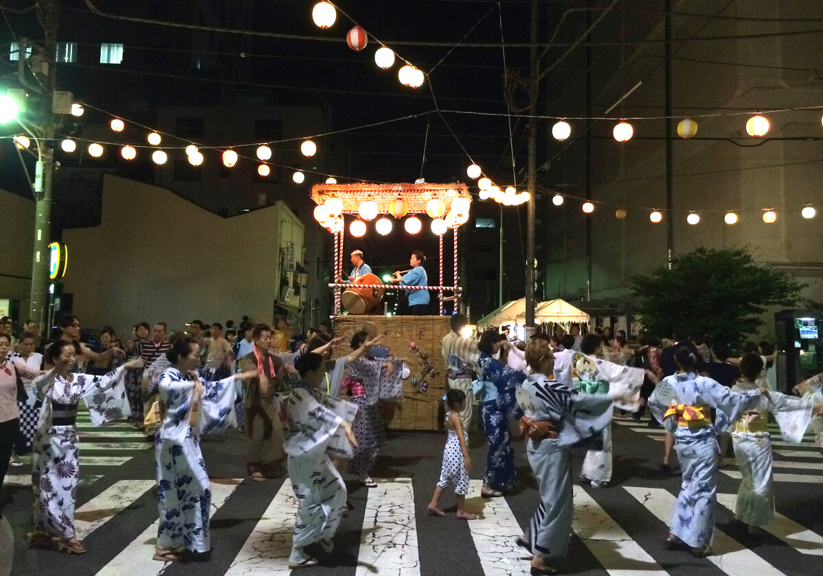 筆者が好む下町情緒溢れる盆踊り会場（踊り場）。入船三丁目にて