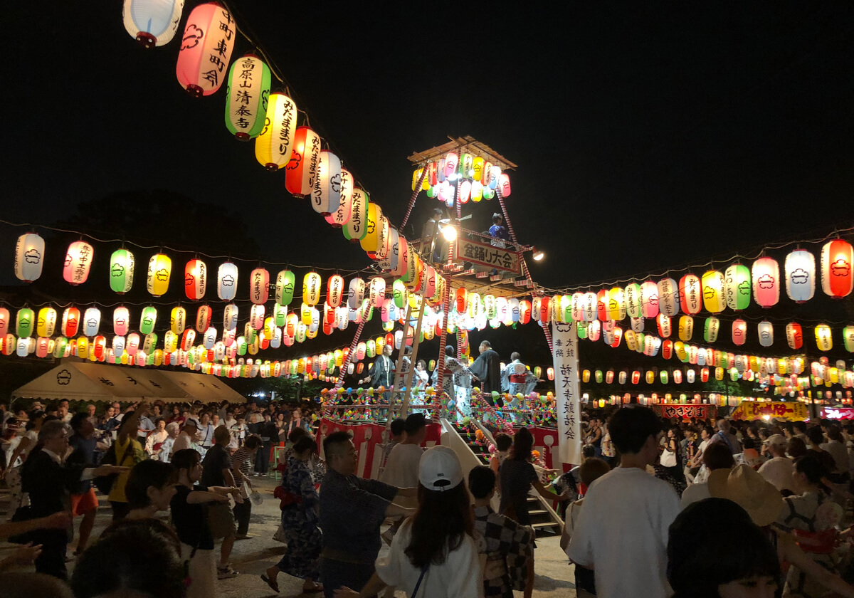 色とりどりの提灯が櫓を彩る「祐天寺み魂まつり子ども盆踊り大会」