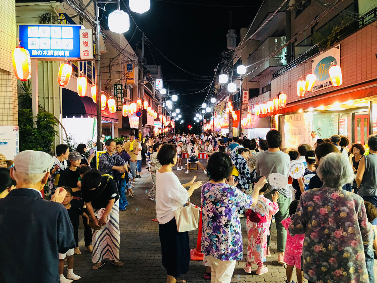 会場は混み合っていることが多い。ちょっとした気遣いで誰もが心地よく踊れる環境を目指そう