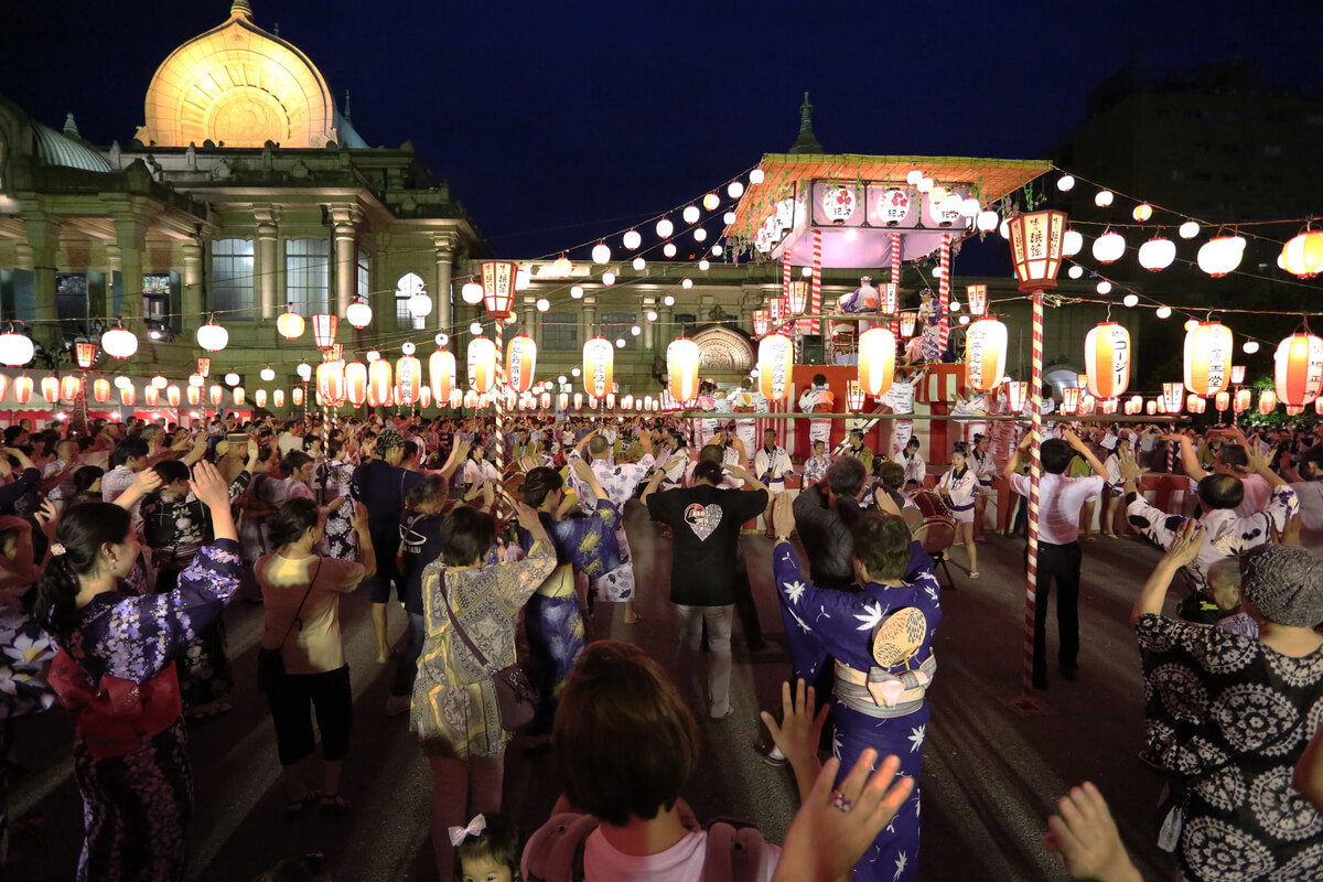 寺院ならではの荘厳さと、華やかな雰囲気、そして場外市場の名店。まさに東京を代表する盆踊り会場