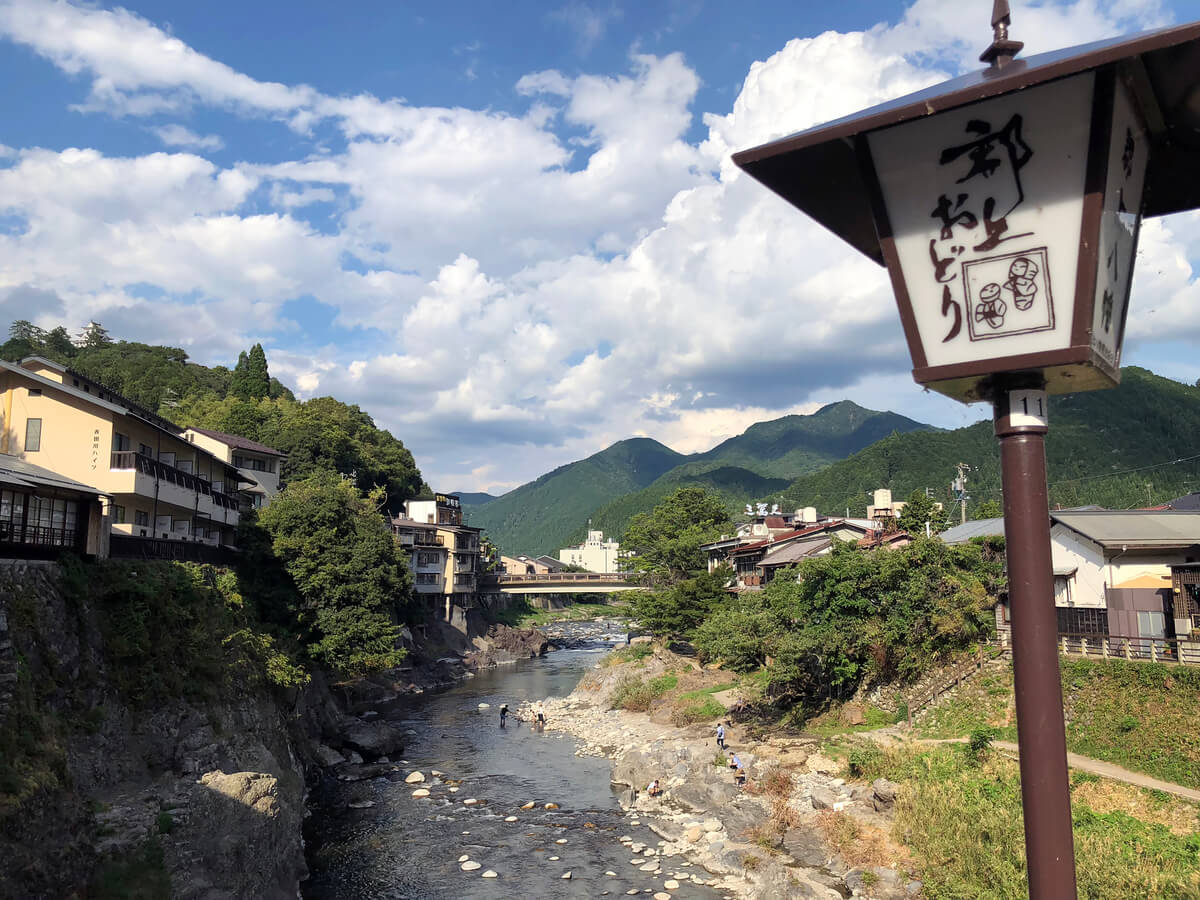 水の町としても知られる郡上八幡。町の中心には長良川支流の吉田川が流れ、日本一とされる鮎や鰻も名産だ