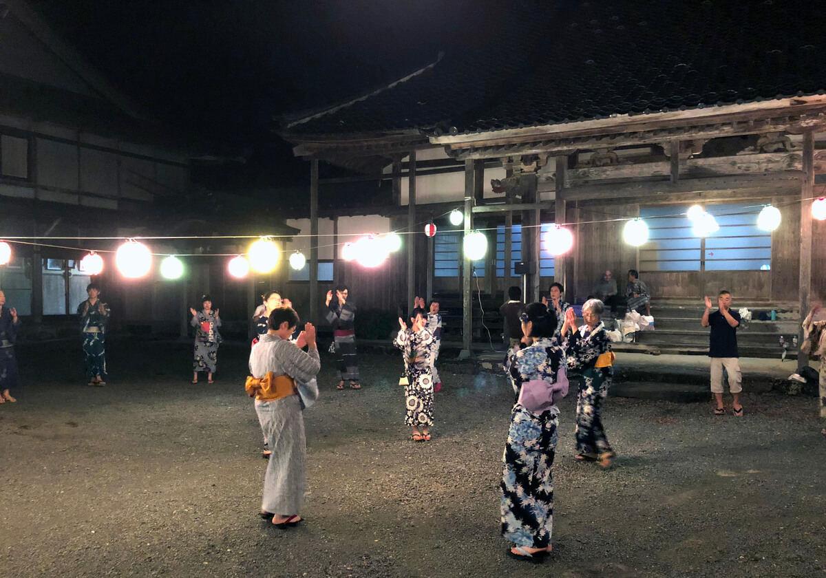 人口わずか350人の町でも、盆踊りは毎年欠かさず開催される。岐阜・石徹白（いとしろ）の威徳寺（いとくじ）にて